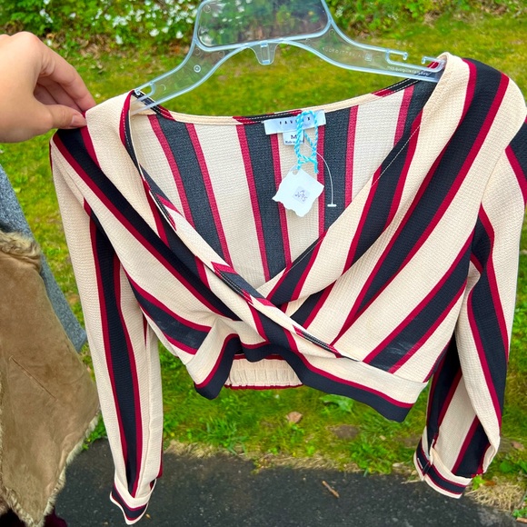 Brand New Women’s Top (Cropped Style) - Picture 1 of 3